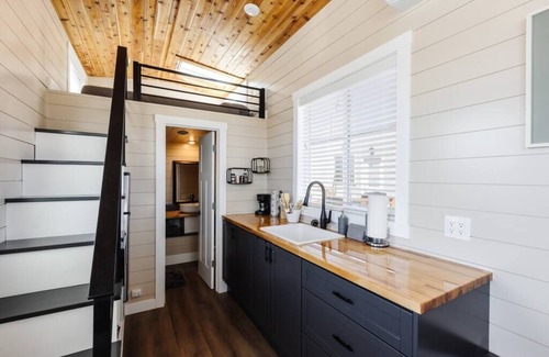 Apple Valley Apartment | Jasper Tiny Home with Private Hot Tub
