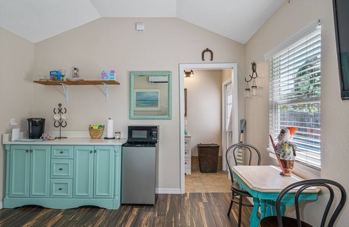 Safety Harbor Cottage | JD's Hideaway By The Sea: 2 Blocks off Main!
