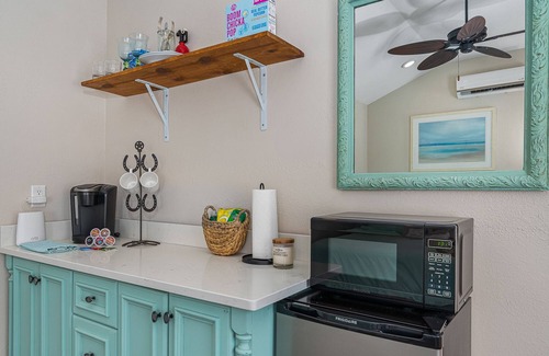 Safety Harbor Cottage | JD's Hideaway By The Sea: 2 Blocks off Main!