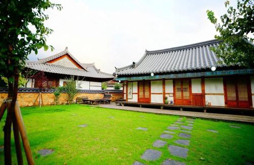 Jeonju House | Jeonju Jiudang Hanok Stay