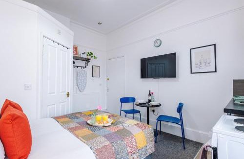 Leamington Spa Apartment | Jephsons Lodge Studio 2 - Town Centre Gem, Free Parking