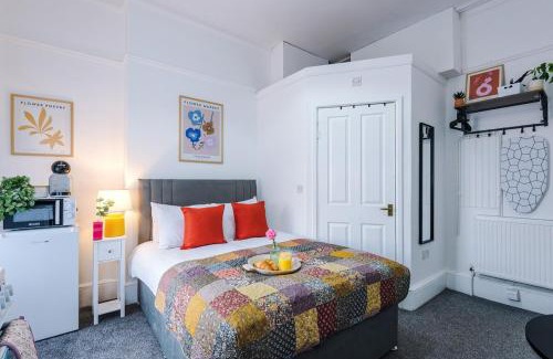 Leamington Spa Apartment | Jephsons Lodge Studio 2 - Town Centre Gem, Free Parking