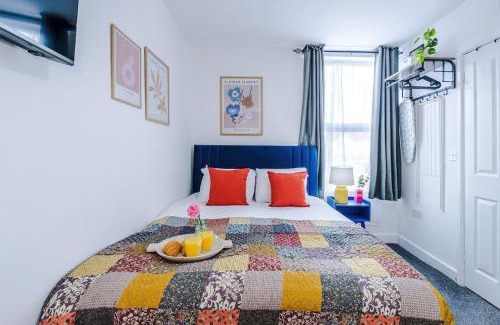 Leamington Spa Apartment | Jephsons Lodge Studio 6 - Town Centre Gem, Parking, WiFi & Free Netflix