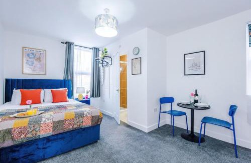 Leamington Spa Apartment | Jephsons Lodge Studio 6 - Town Centre Gem, Parking, WiFi & Free Netflix