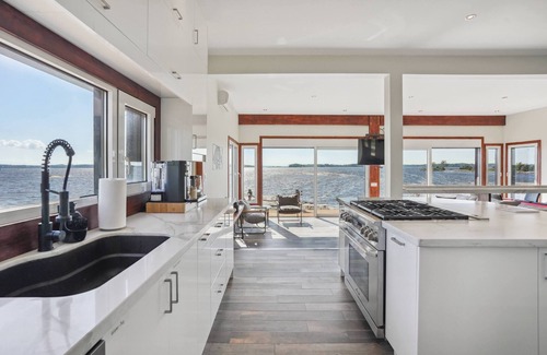Tay Cottage | Jewel of Georgian Bay Lakefront Cottage, Kayak, Pedal boat, BBQ