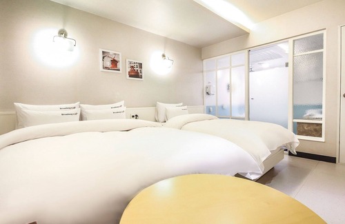 Jinju Hotel | Jinju Broadway 42nd Street