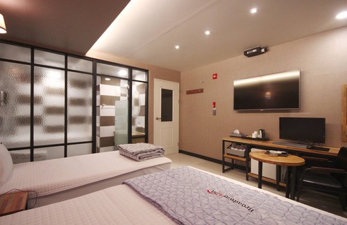 Jinju Hotel | Jinju Broadway 42nd Street