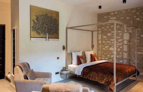 Paradou Bed & Breakfast | JKMoulin : Where history meets luxury ! Built in 1679 , restored in 2021/2022