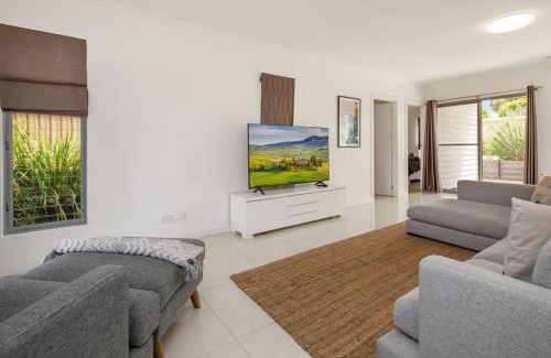 Aldinga Beach House | Jo's Sanctuary- 4 Bdrms Sleeps 10 Beach & scrub