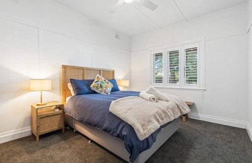 Orange House | Johnno's Cottage - Prime Location - Sleeps 4