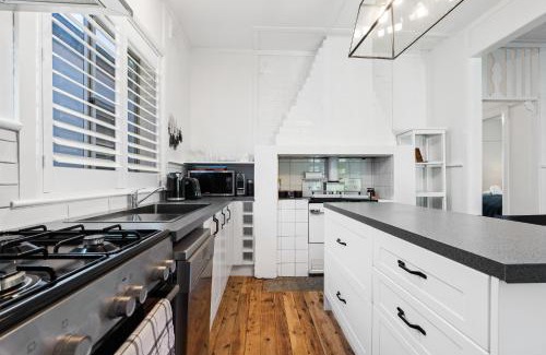 Orange House | Johnno's Cottage - Prime Location - Sleeps 4