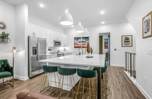 Cleveland Park House | Johnny and June House - Walk to Bars Quick Uber to Downtown