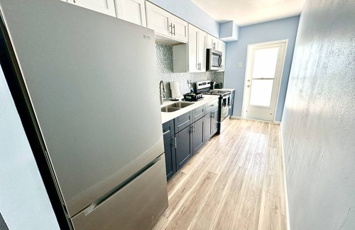 Madeira Beach Apartment | Johns Pass Retreat 1~Walk to 100+ Vendors & Beach