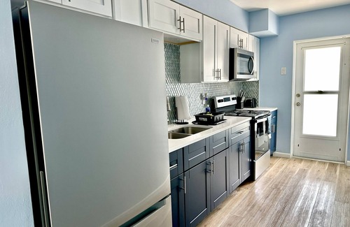 Madeira Beach Apartment | Johns Pass Retreat 1~Walk to 100+ Vendors & Beach