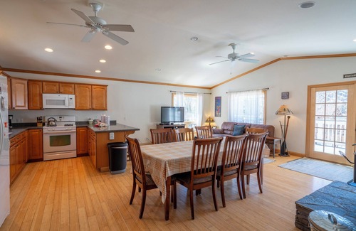 June Lake Condo | Johnson Suite- 1.5 miles from June mountain. Walk to both June and Gull Lake Marina's