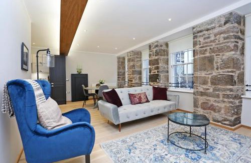 Old Town Apartment | JOIVY Beautiful 2 bed flat on the Royal Mile
