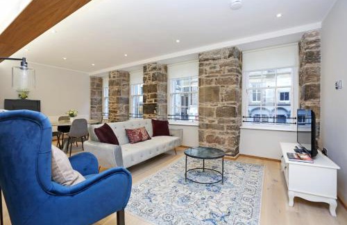 Old Town Apartment | JOIVY Beautiful 2 bed flat on the Royal Mile