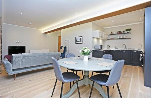 Old Town Apartment | JOIVY Beautiful 2 bed flat on the Royal Mile