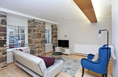 Old Town Apartment | JOIVY Beautiful 2 bed flat on the Royal Mile