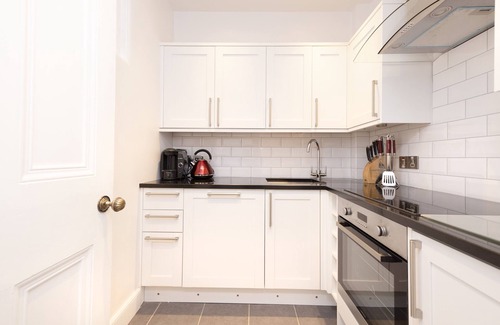 Old Town Apartment | JOIVY Charming 2-Bed Flat Near Edinburgh Castle