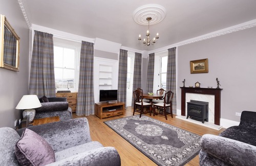 Old Town Apartment | JOIVY Charming 2-Bed Flat Near Edinburgh Castle