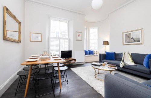 Old Town Apartment | JOIVY Sophisticated Apt near Edinburgh Castle