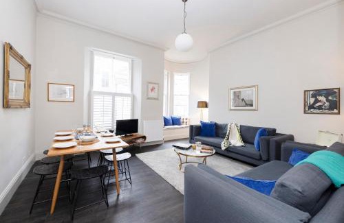 Old Town Apartment | JOIVY Sophisticated Apt near Edinburgh Castle