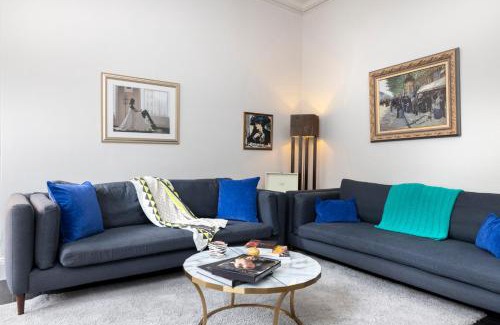 Old Town Apartment | JOIVY Sophisticated Apt near Edinburgh Castle