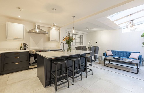 Chelsea Apartment | JOIVY Stunning 3-bed house w/roof terrace near King’s Road in Chelsea, London