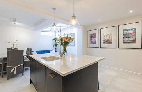 Chelsea Apartment | JOIVY Stunning 3-bed house w/roof terrace near King’s Road in Chelsea, London