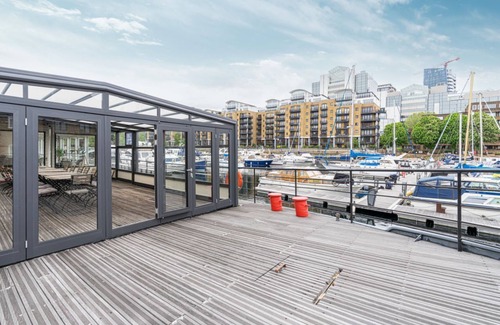 Tower Hill Boat Rental | JOIVY Stunning houseboat with sauna