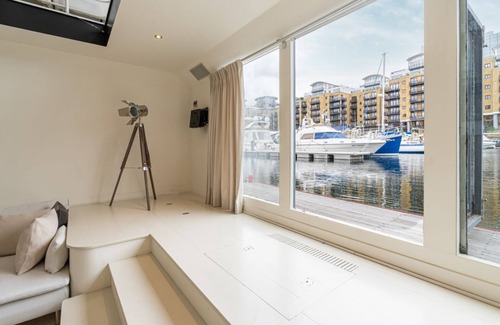 Tower Hill Boat Rental | JOIVY Stunning houseboat with sauna