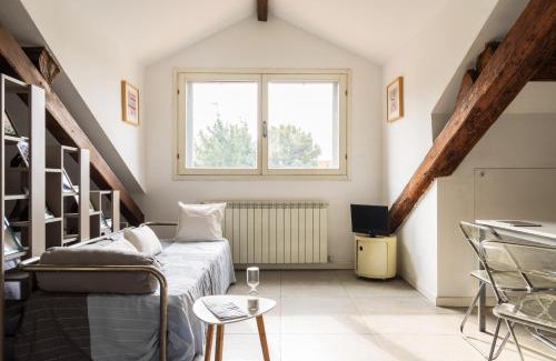 Porta Vittoria Apartment | JOIVY Top-floor studio by Vittorio Formentano Park