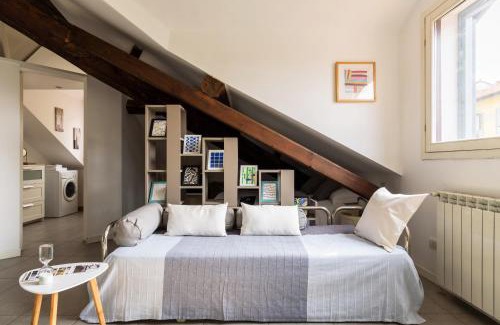 Porta Vittoria Apartment | JOIVY Top-floor studio by Vittorio Formentano Park