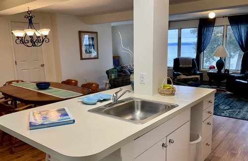 Lake Leelanau Condo | JOLLI-LODGE~Beach Resort in Leland