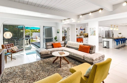 Palm Springs House | Jolly Rancher at Little Beverly Hills – Midcentury Pool Home w/Spa, Fire Pit & Putting Green
