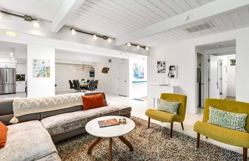 Palm Springs House | Jolly Rancher at Little Beverly Hills – Midcentury Pool Home w/Spa, Fire Pit & Putting Green