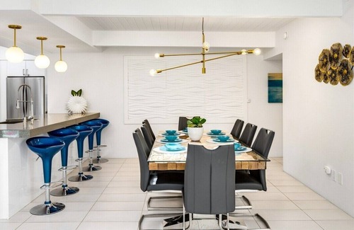 Palm Springs House | Jolly Rancher at Little Beverly Hills – Midcentury Pool Home w/Spa, Fire Pit & Putting Green