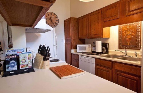 Historic Downtown Savannah Apartment | Jones Street Getaway w/Lunch from Mrs. Wilkes Restaurant by Lucky Savannah