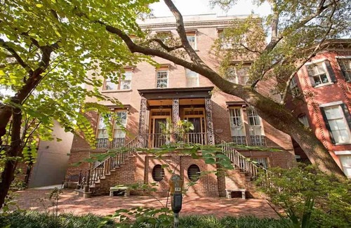 Historic Downtown Savannah Apartment | Jones Street Getaway w/Lunch from Mrs. Wilkes Restaurant by Lucky Savannah