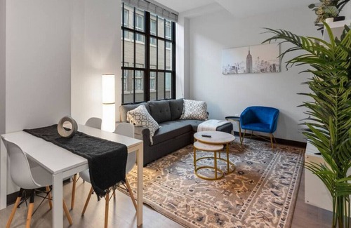 Westown Apartment | Journal Commons 325 · Luxurious Cozy 1BR near Historic Third Ward