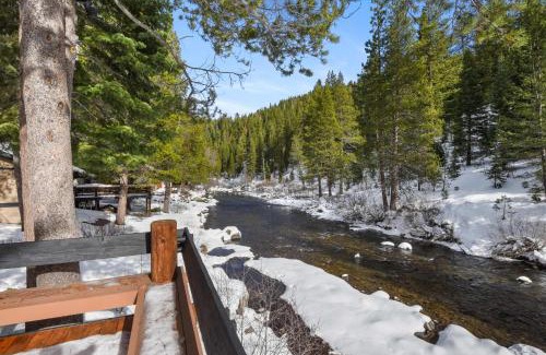 Olympic Valley House | Joy on the River Stunning Waterfront Home for 10