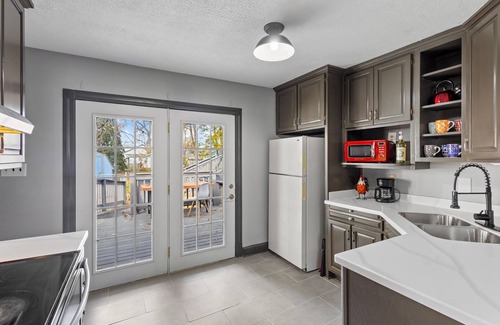 Jeffersonville Apartment | Joy1: Work Friendly & Near Downtown