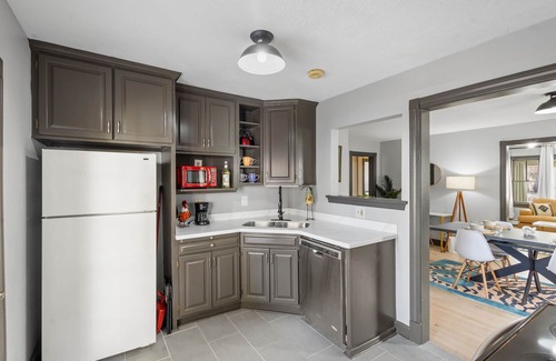 Jeffersonville Apartment | Joy1: Work Friendly & Near Downtown