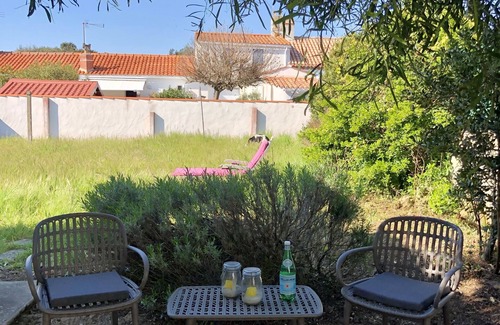 L'Epine House | Joyeux Refuge De Famille in the heart of a charming island village
