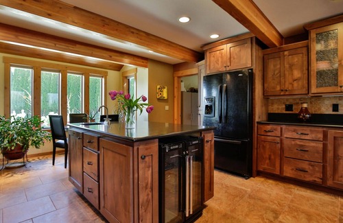 Leavenworth House | Joyful Place ~ Saltwater Pool ~ Hot Tub ~ Game Room