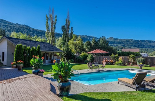 Leavenworth House | Joyful Place ~ Saltwater Pool ~ Hot Tub ~ Game Room