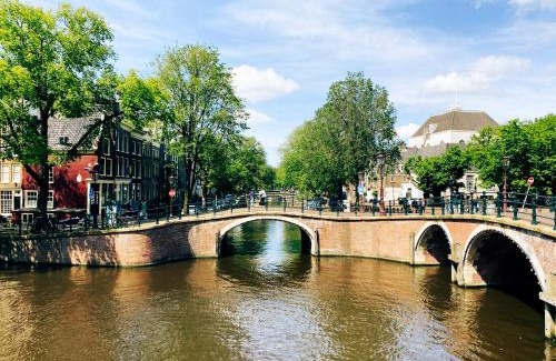 De Weteringschans Bed & Breakfast | JoyJoyJoy the Black Beauty ecolicious studio in a canal house with French balcony with view on the canals