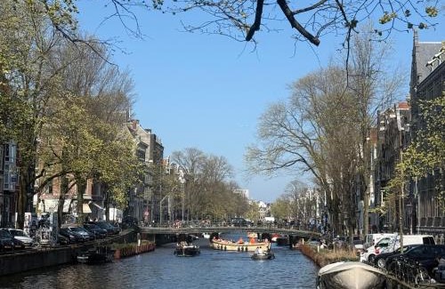Grachtengordel-West Apartment | JoyJoyJoy the Royalty ecolicous design house in a historic Canalhouse from 1618 with 2 bedrooms with top floor views over the canals