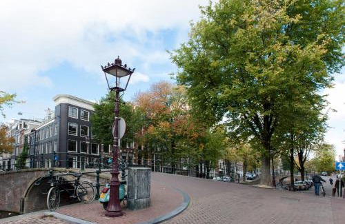 Amstelveld Bed & Breakfast | JoyJoyJoy the White Wilde ecolicious studio in a historic Canalhouse from 1799 with terrace at the canals